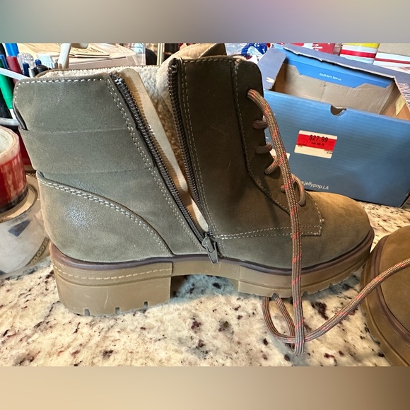 Last One! Woman’s Olive Nubuck Boot. Size 9 - Picture 4 of 11